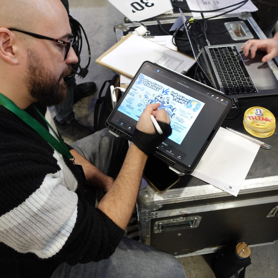 Gabriele Peddes, fumettista, sta disegnando sullo schermo del suo iPad con la tecnica del live sktching