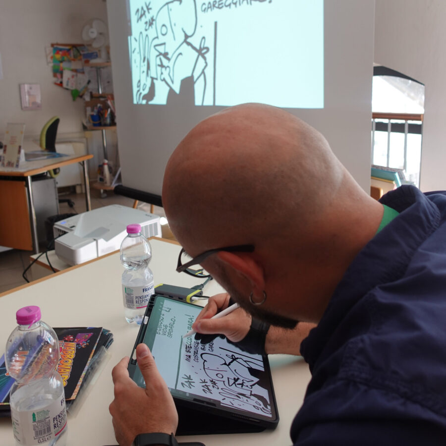 Gabriele Peddes disegna sull'iPad durante una sessione di FreeStory