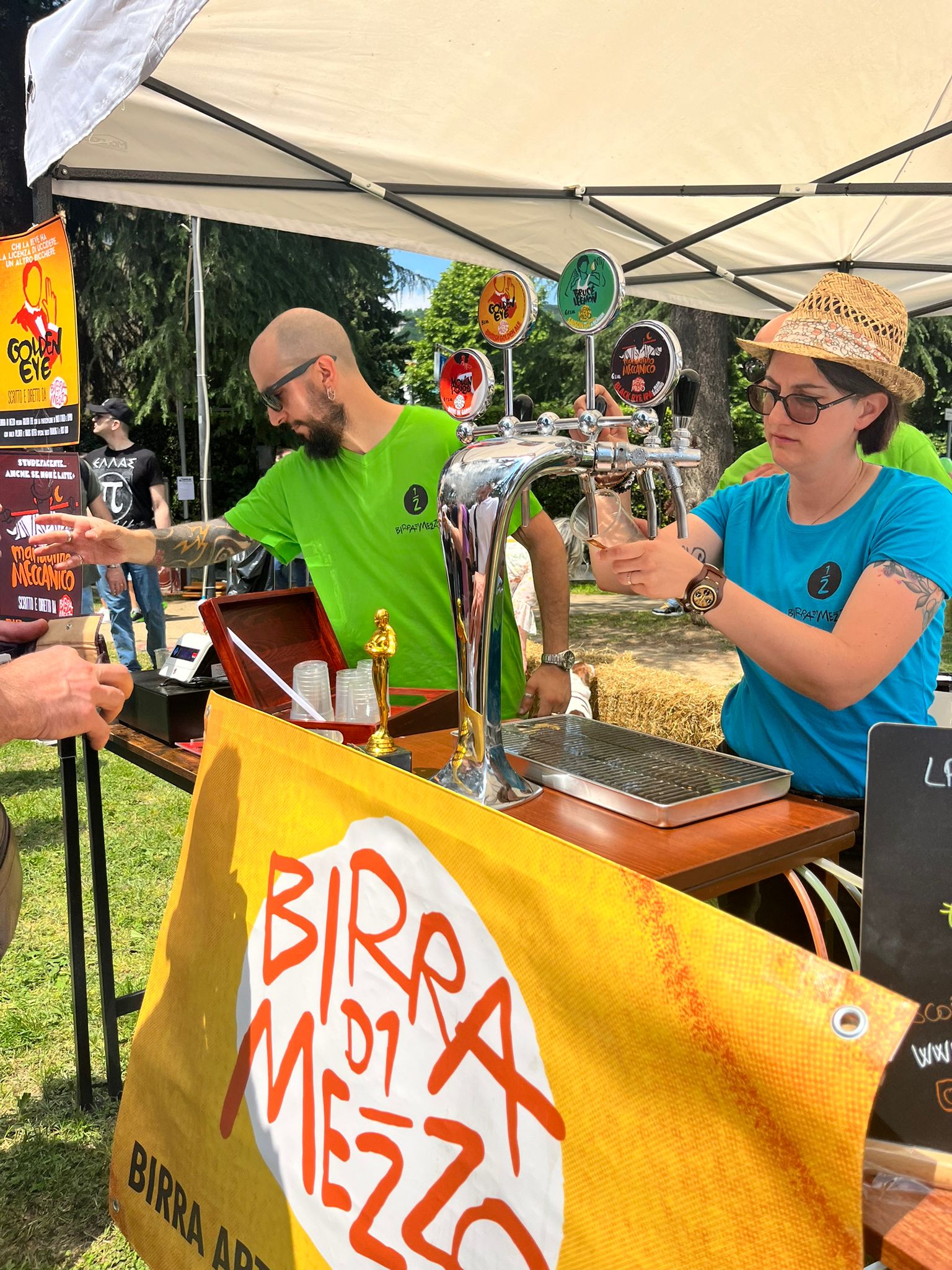 Ecco le due anime del progetto Birra di Mezzo: Francesco a Silvia. In questa foto stanno spillando birra.