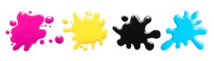 Macchie di inchiostro nei quattro colori della quadricromia CMYK utilizzata in tipografia: magenta, giallo, nero e ciano.